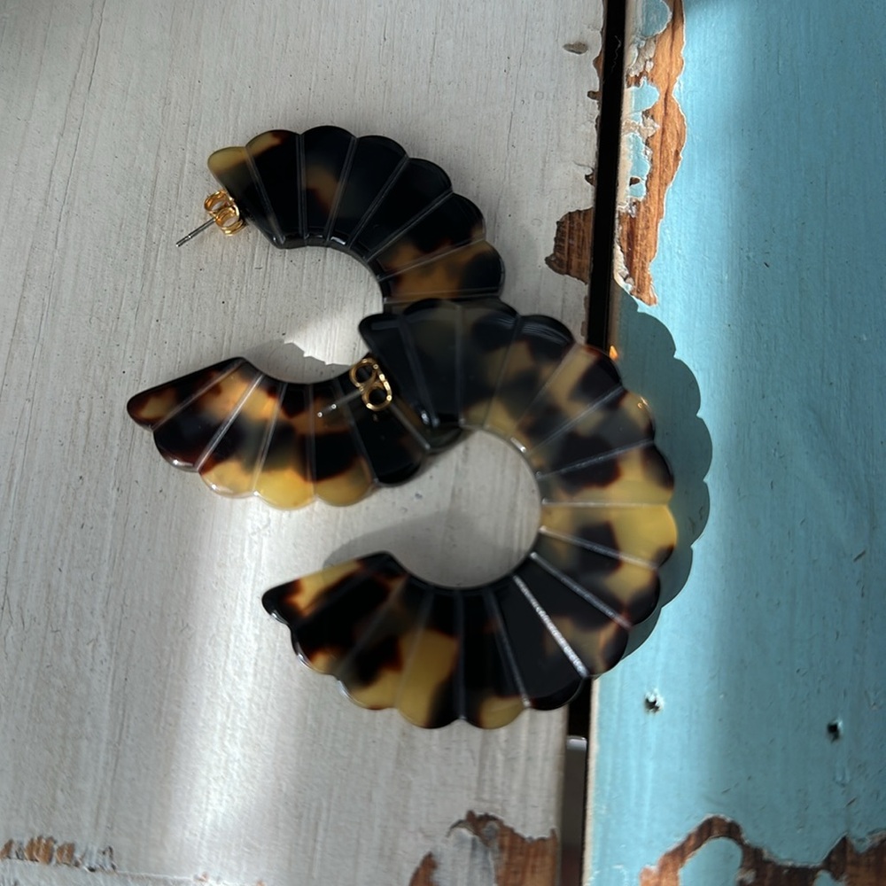 NEW | Sézane Sandy Earrings in Tortoiseshell - Picture 5 of 13